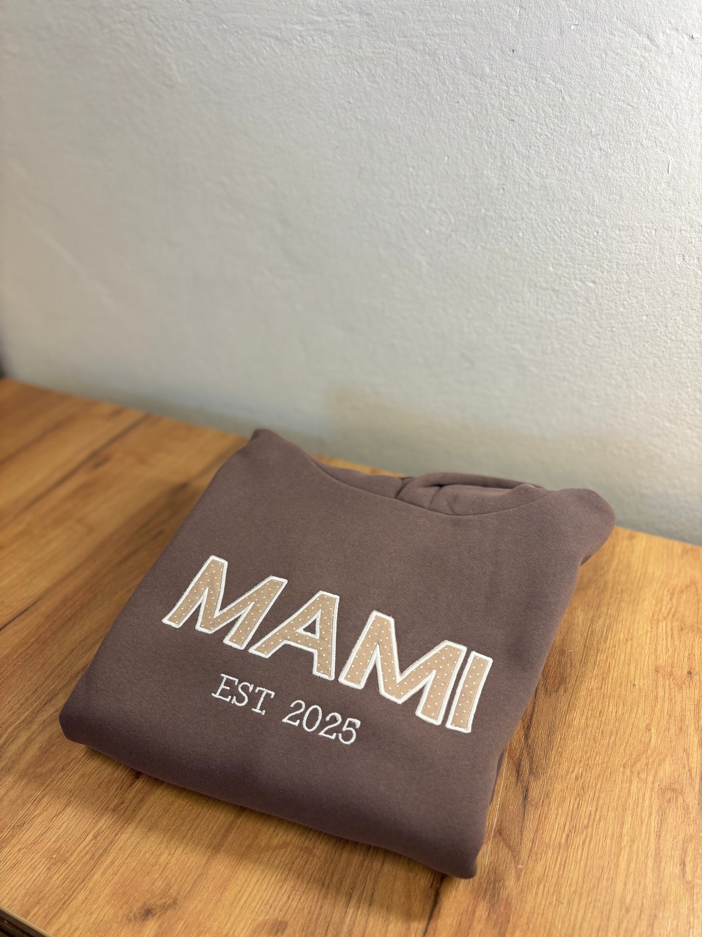Hoodie z zvezenim napisom "MAMI" in letnico