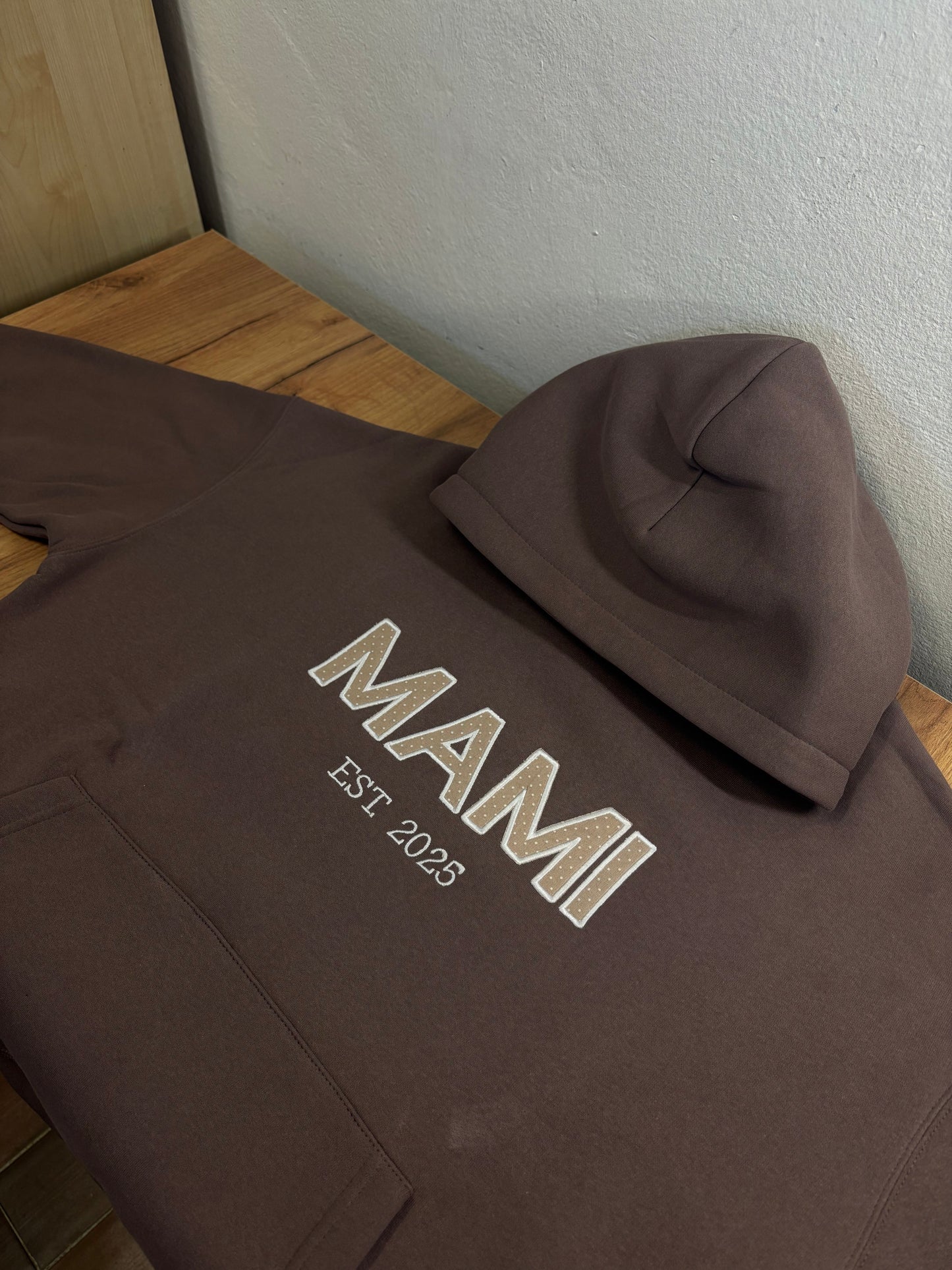 Hoodie z zvezenim napisom "MAMI" in letnico