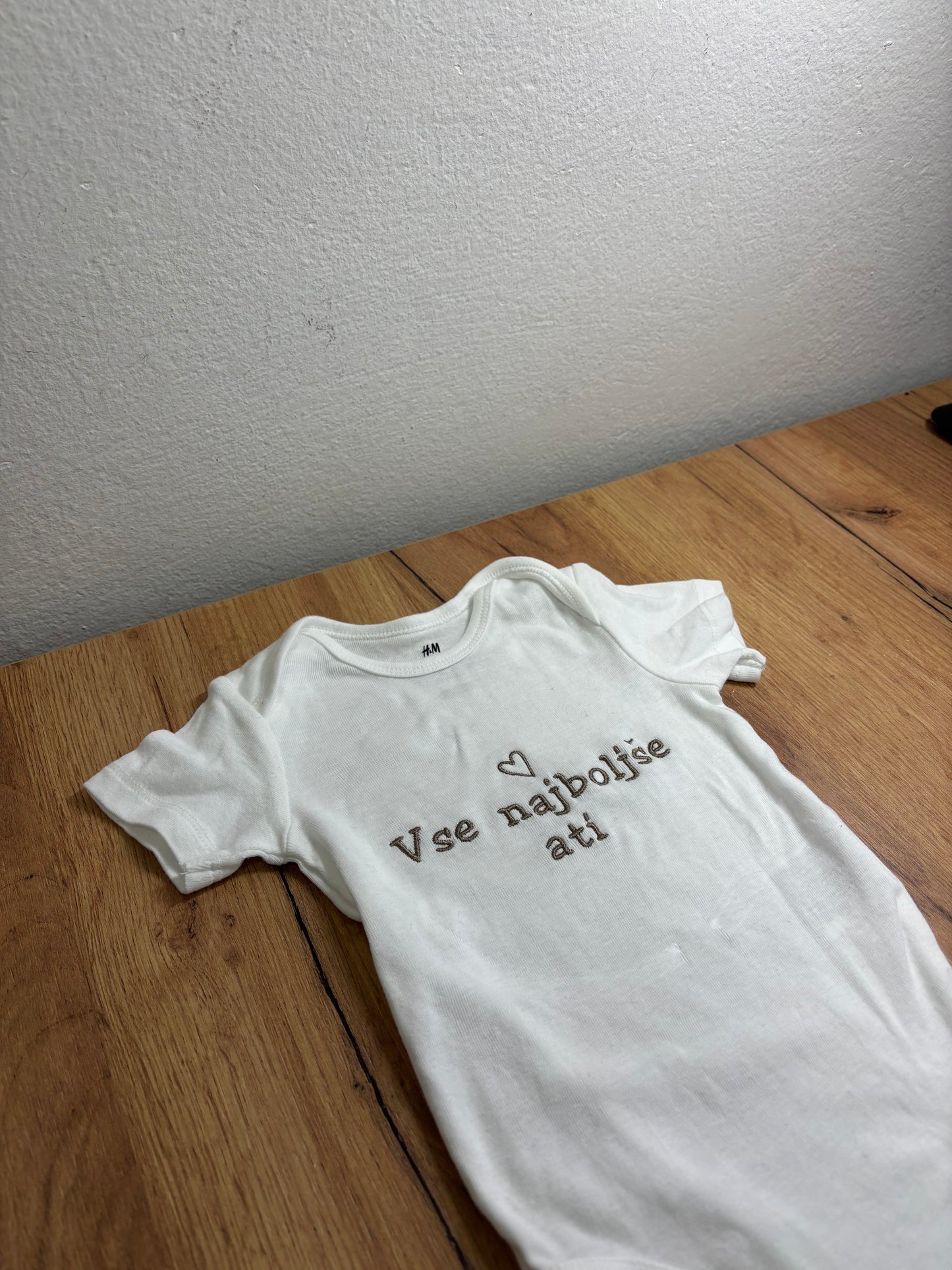 Otroški body s personaliziranim napisom