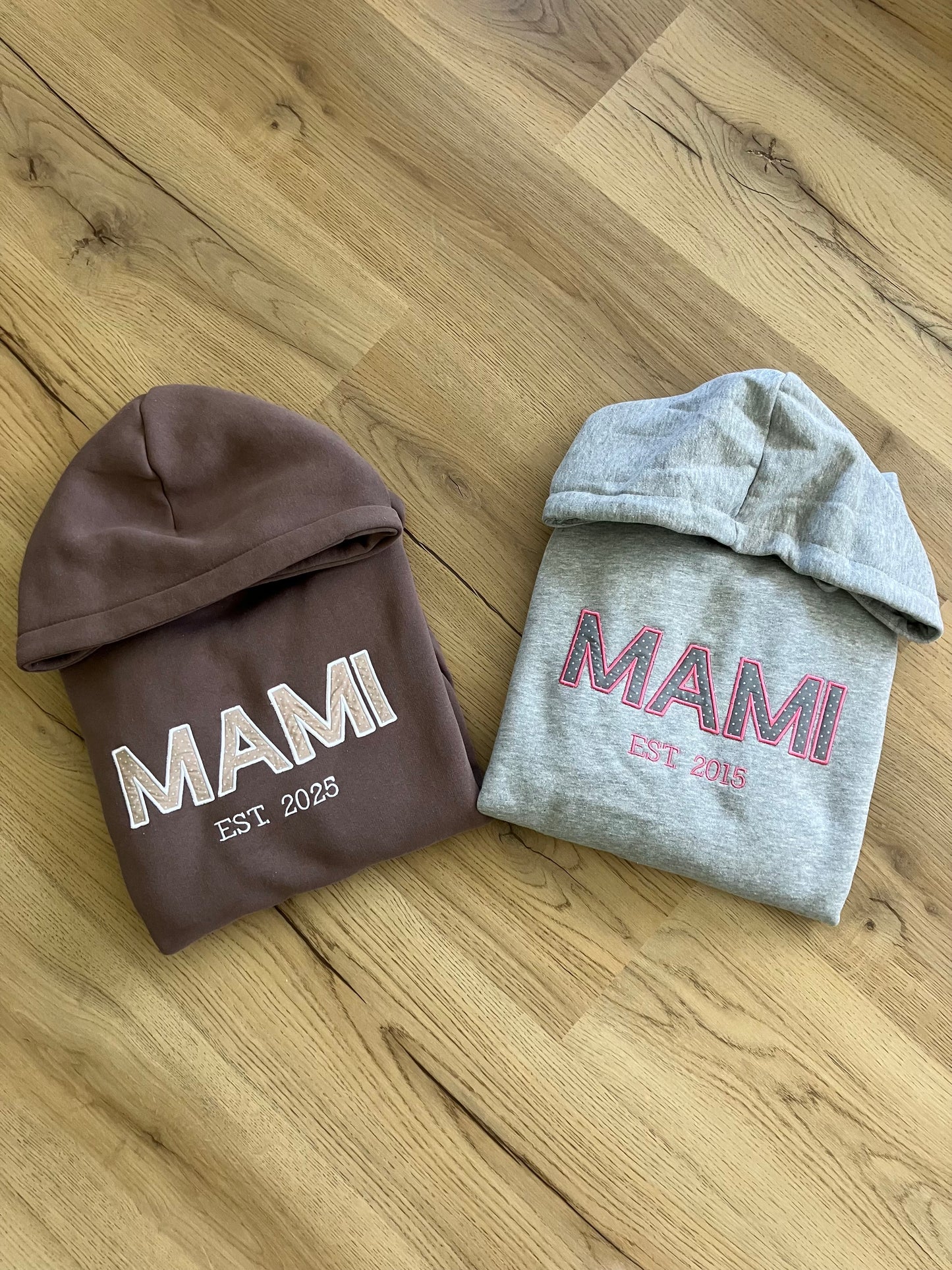 Hoodie z zvezenim napisom "MAMI" in letnico
