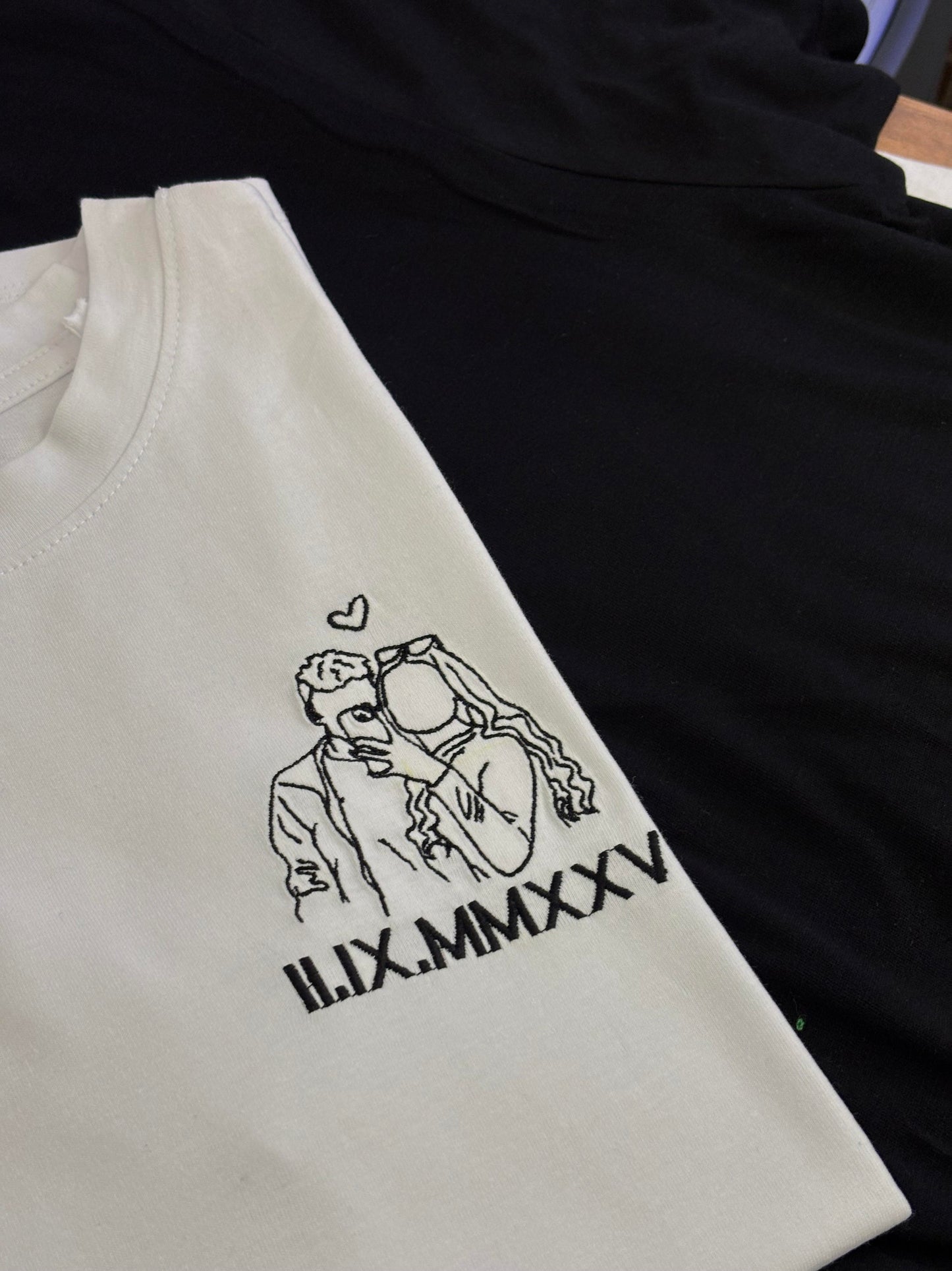 Personaliziran pulover/hoodie z obrisom fotografije in datumom v rimskih številkah