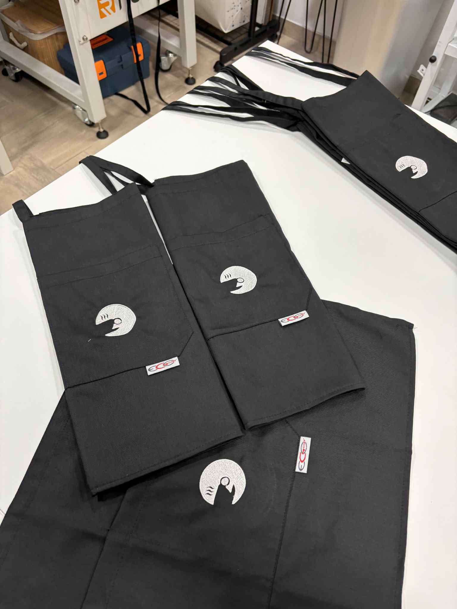 vezenje logotipa na predpasnike