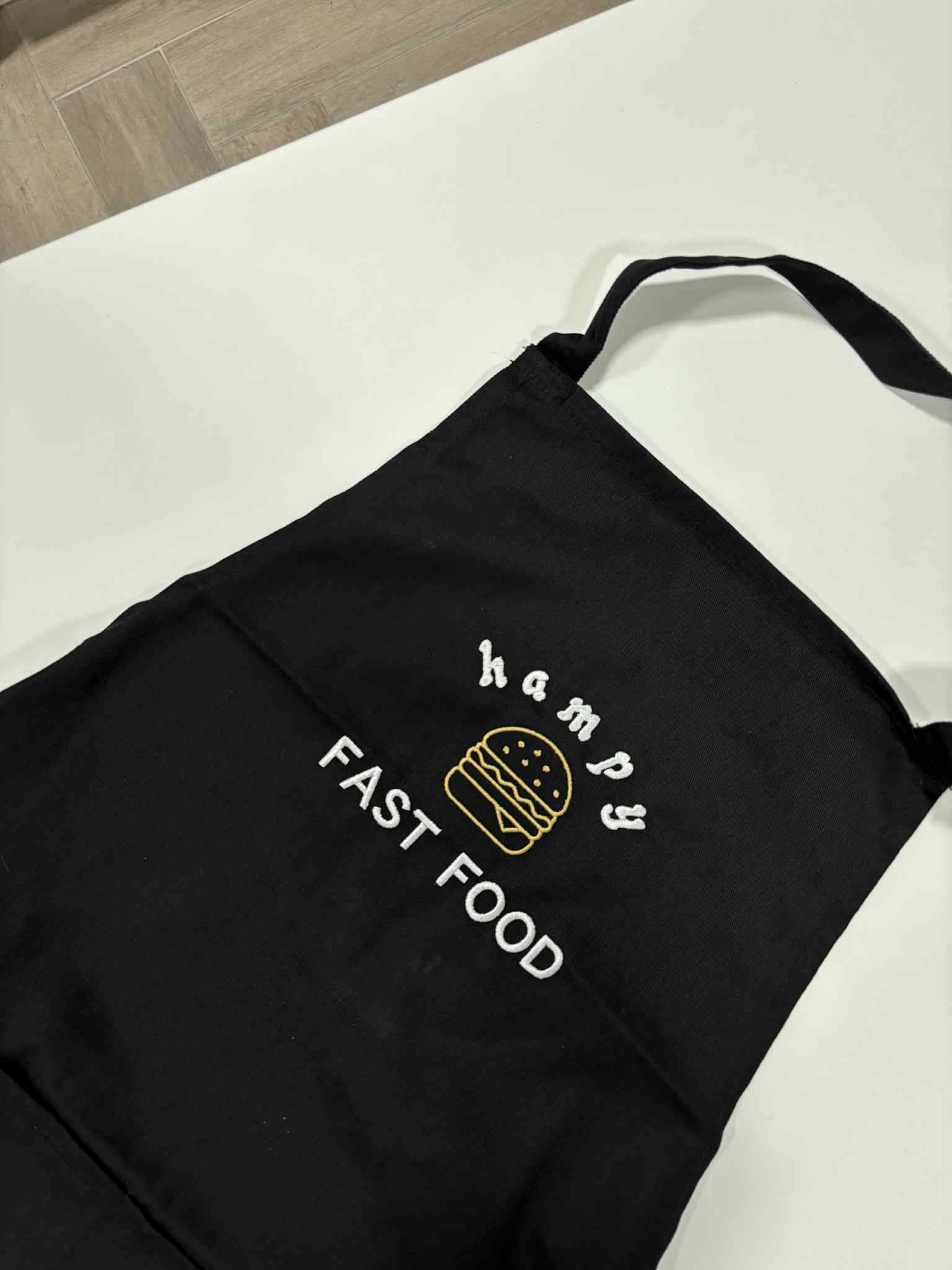 vezenje logotipa na predpasnik