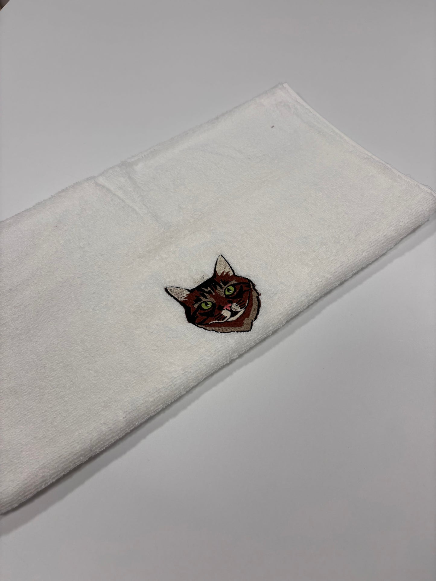 Personalizirana brisača 50x100 z vezenim portretom ljubljenčka