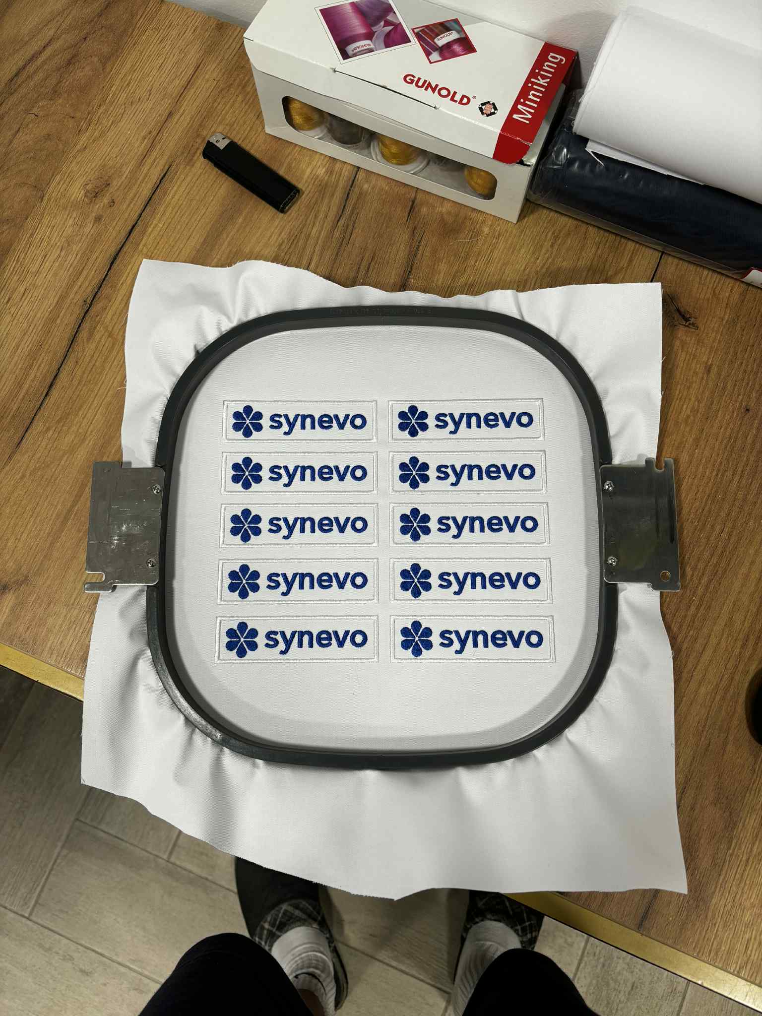 vezenje našitkov Synevo