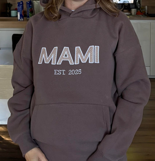 Hoodie z zvezenim napisom "MAMI" in letnico